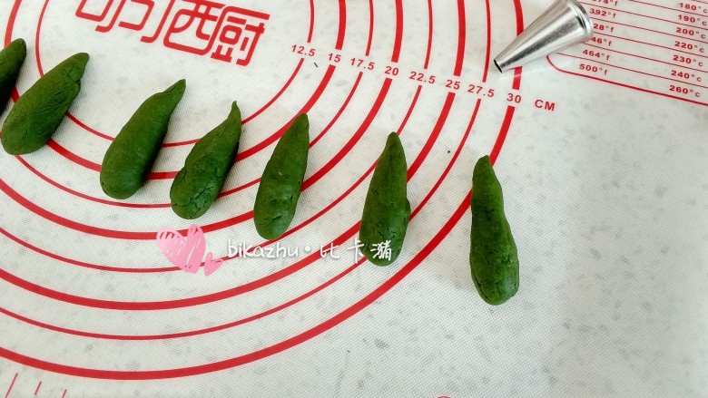玉米花样馒头,绿色面团分12等分,搓成<a style='color:red;display:inline-block;' href='/shicai/ 156925'><a style='color:red;display:inline-block;' href='/shicai/ 156925'>水</a></a>滴状。