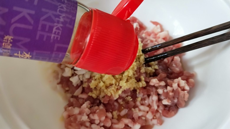 孩子早餐都吃啥瓜果蔬菜彩色包子,<a style='color:red;display:inline-block;' href='/shicai/ 37'>姜</a>切成末放入盆中,加适量香油。