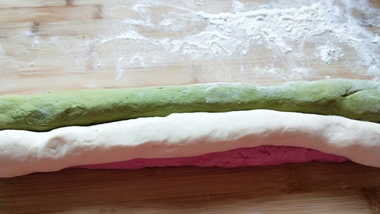 孩子早餐都吃啥瓜果蔬菜彩色包子,四种面团搓成饺子大小的长剂子,在合拢一起。