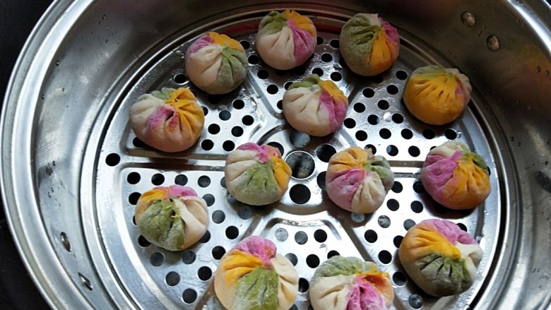 孩子早餐都吃啥瓜果蔬菜彩色包子,蒸锅屉刷均匀油,放入包子?