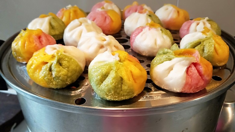 孩子早餐都吃啥瓜果蔬菜彩色包子,蒸好的颜色退了颜色,不过也好看。