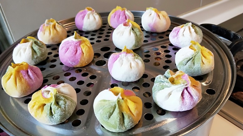 孩子早餐都吃啥瓜果蔬菜彩色包子,在加一层,两屉包子。