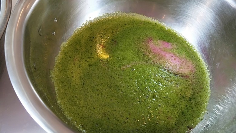 瓜果蔬菜\彩色多味\彩色卷,没有洗炸汁机,直接炸菠菜汁,里面有一点火龙果汁,没关系,不会影响颜色的。