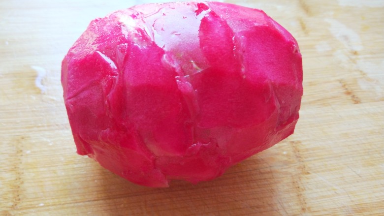 瓜果蔬菜\彩色多味\彩色卷,<a style='color:red;display:inline-block;' href='/shicai/ 608'>火龙果</a>去掉老皮,嫩皮留下。