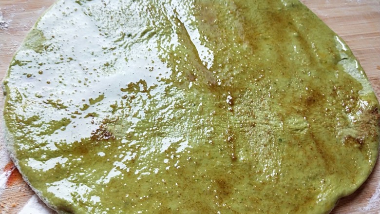 瓜果蔬菜\彩色多味\彩色卷,最后绿色面团擀面皮撒上<a style='color:red;display:inline-block;' href='/shicai/ 829'>十三香</a>,加入适量油刷均匀。