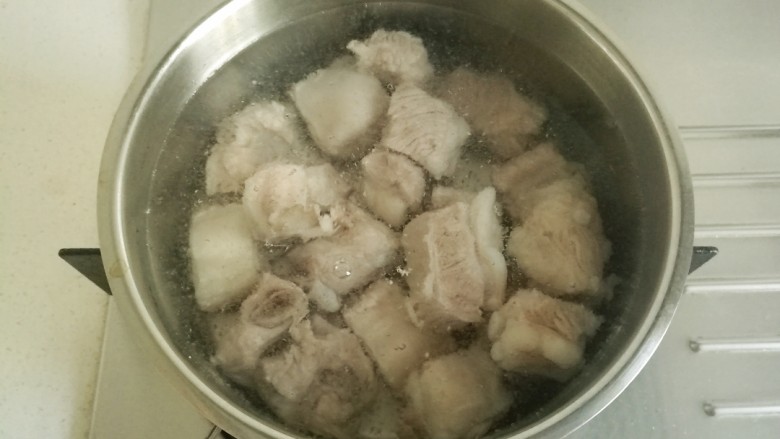 糖醋排骨,锅中重新加温水,加入排骨进行第二次焯水。