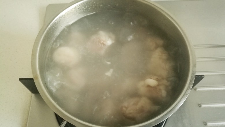 糖醋排骨,三分钟后捞出控干水份,两次焯水是为了给排骨充分去腥,冷吃也不会腥。