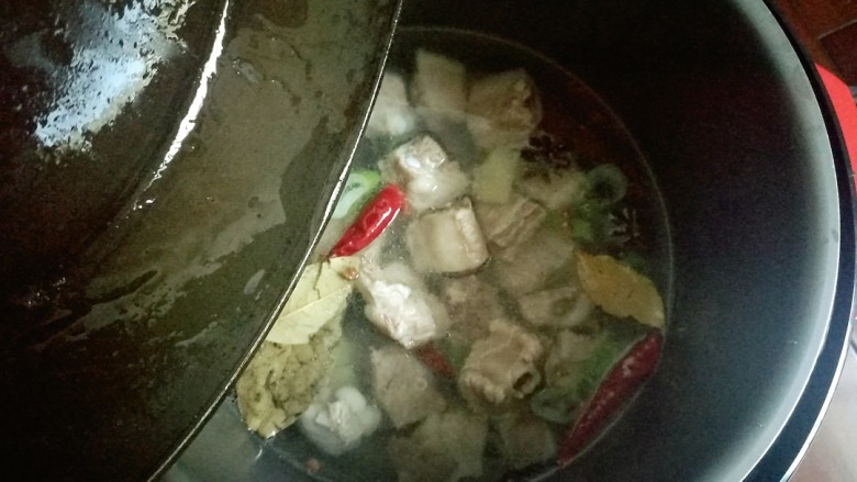 糖醋排骨,然后倒入高压锅里。