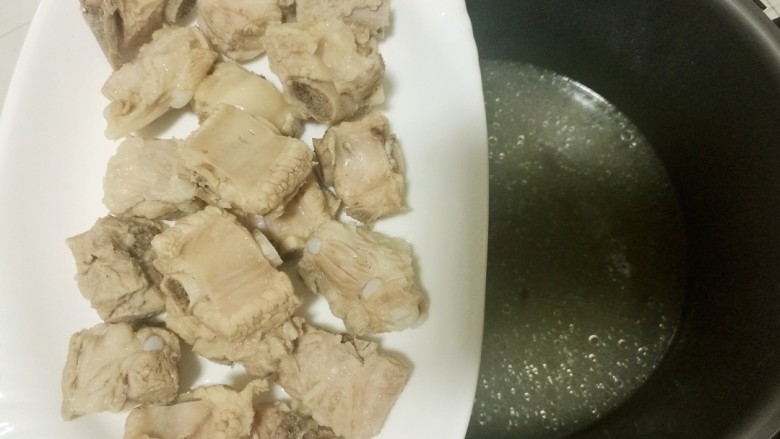 糖醋排骨,把做好的排骨用筷子夹到盘子里,高压锅压制的作用是让排骨不柴和入味。