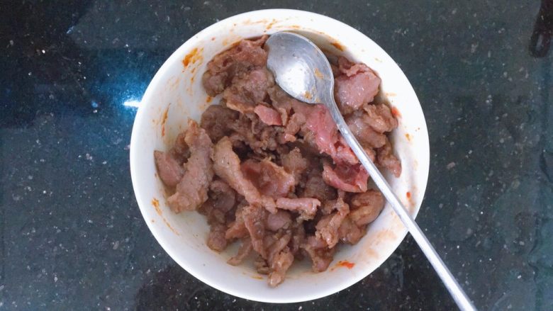 甜椒洋葱杏鲍菇炒牛肉,不用炒至全熟,大概7分熟就可以盛出备用