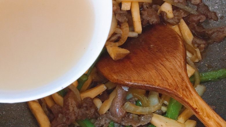 甜椒洋葱杏鲍菇炒牛肉,倒入锅中勾芡