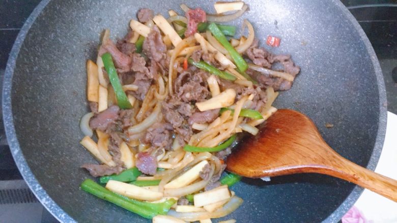 甜椒洋葱杏鲍菇炒牛肉,翻炒均匀上色