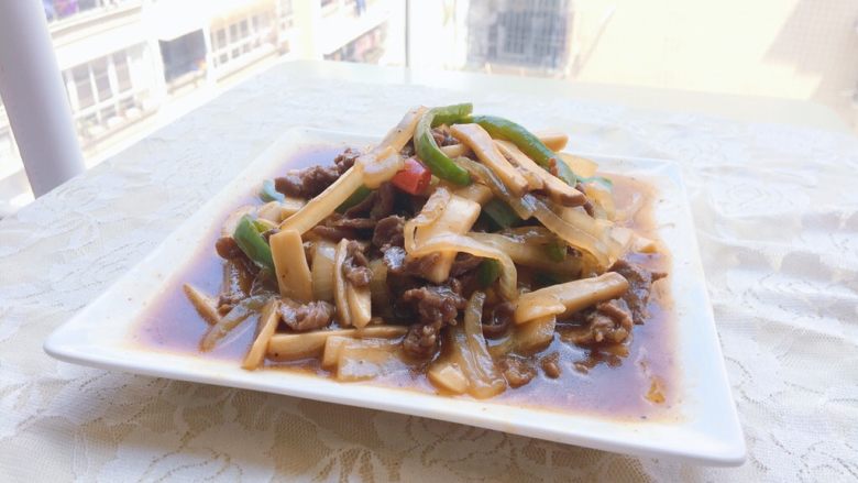 甜椒洋葱杏鲍菇炒牛肉,成品图