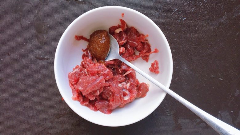 甜椒洋葱杏鲍菇炒牛肉,<a style='color:red;display:inline-block;' href='/shicai/ 216'>牛肉</a>加入一勺<a style='color:red;display:inline-block;' href='/shicai/ 787'>沙茶酱</a>腌制