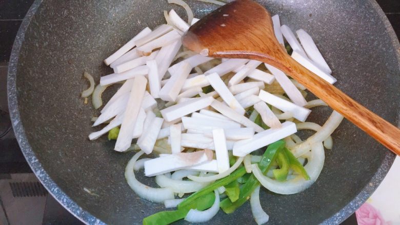 甜椒洋葱杏鲍菇炒牛肉,接着放入杏鲍菇,炒出水分