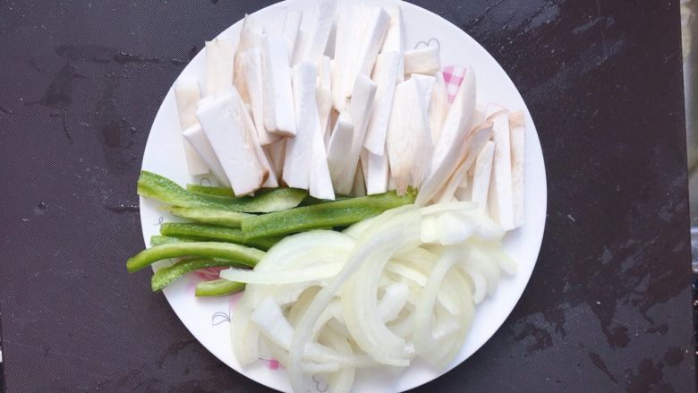 甜椒洋葱杏鲍菇炒牛肉,全部切成丝儿