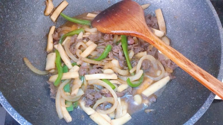 甜椒洋葱杏鲍菇炒牛肉,大火收汁即可,可以留点汁水拌饭