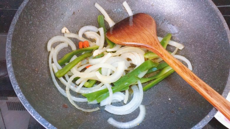 甜椒洋葱杏鲍菇炒牛肉,先把洋葱和甜椒放入炒出香味后
