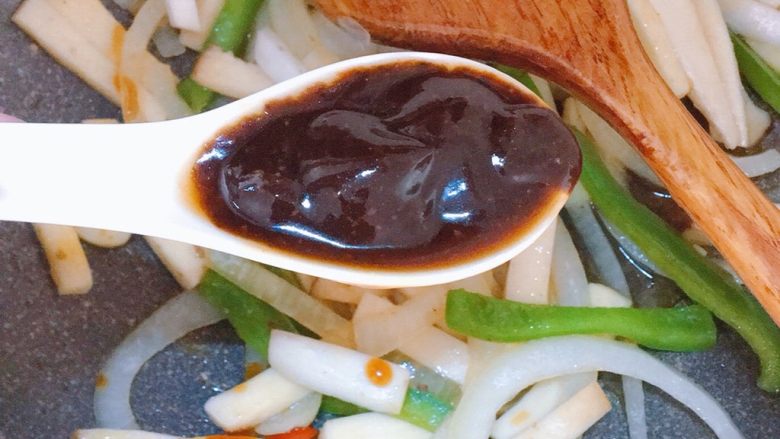 甜椒洋葱杏鲍菇炒牛肉,加入一茶匙<a style='color:red;display:inline-block;' href='/shicai/ 134333'>黑胡椒</a>酱