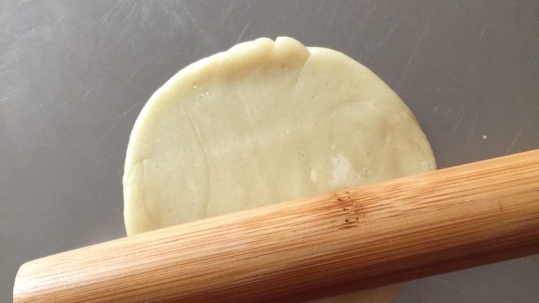 老婆饼(糯米椰蓉馅)零失败,用手轻按下,用擀面杖,擀成圆形!