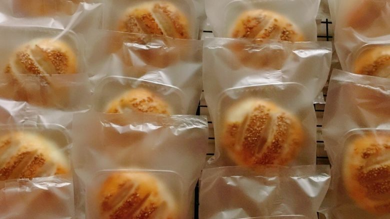 老婆饼(糯米椰蓉馅)零失败,打包!美美哒老婆饼,完成!味道除了椰蓉提香丰富口感,还是小时候的味道呢!