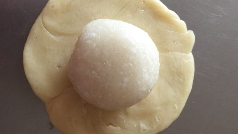 老婆饼(糯米椰蓉馅)零失败,拿一块糯米馅,同包包子手法,剂子口朝下!