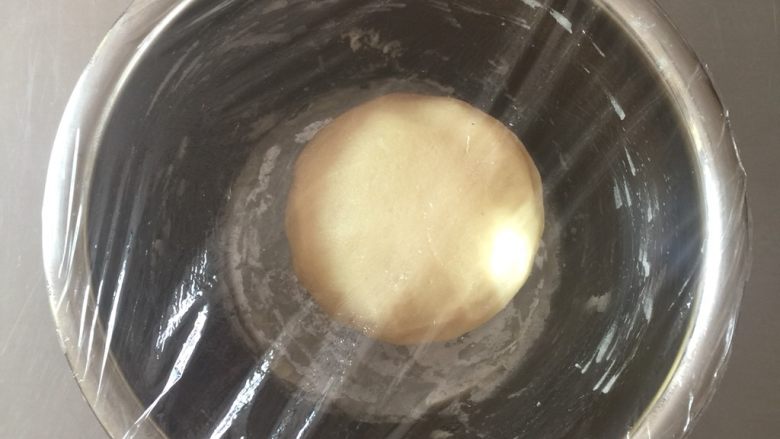 老婆饼(糯米椰蓉馅)零失败,油酥皮:粉跟猪肉揉成团,盖好保鲜膜备用!