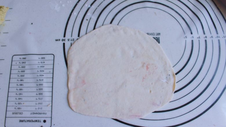 辅食计划 西瓜馒头,白色面团擀成圆形,用模具刻出4个圆形