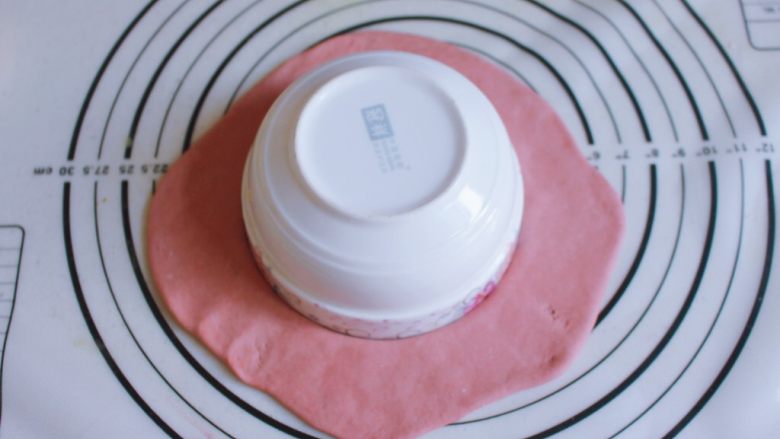 辅食计划 西瓜馒头,取一个碗,在红曲面团上用碗口按一个圆