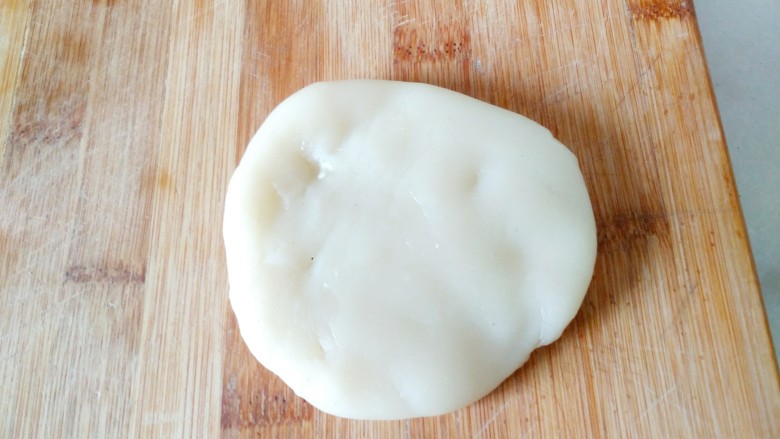 橘子大福,揪成剂子,用手按扁
