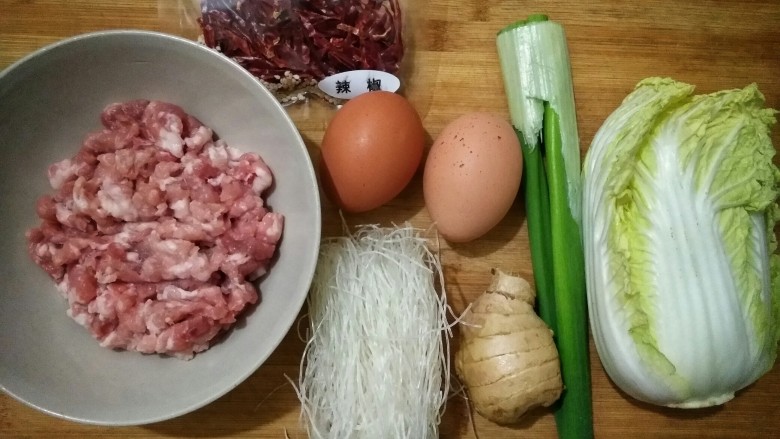 蛋饺娃娃菜粉丝煲,准备食材。