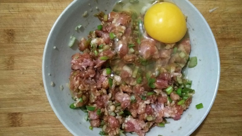 蛋饺娃娃菜粉丝煲,再打入一个<a style='color:red;display:inline-block;' href='/shicai/ 9'>鸡蛋</a>,继续顺一个方向搅拌。