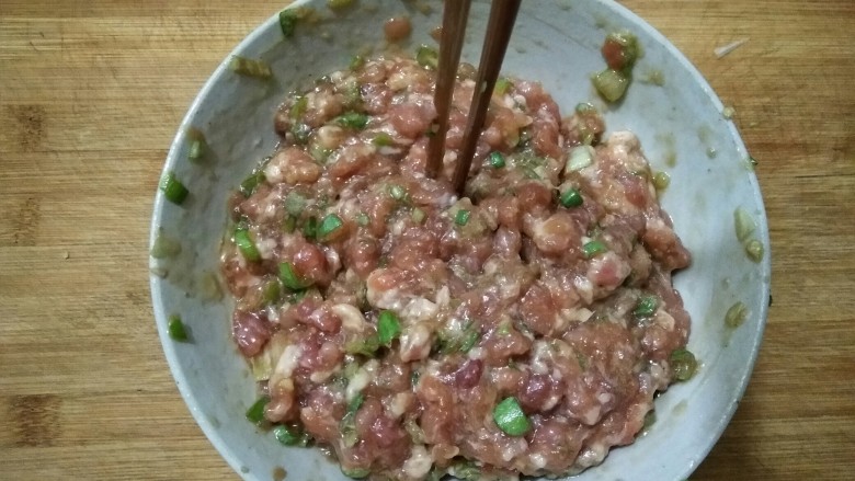 蛋饺娃娃菜粉丝煲,直到搅上劲儿,筷子能立在肉馅中即可。