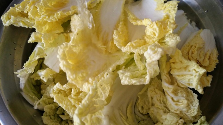 蛋饺娃娃菜粉丝煲,<a style='color:red;display:inline-block;' href='/shicai/ 140'>娃娃菜</a>掰开,用淡盐水泡10分钟,冲洗干净。