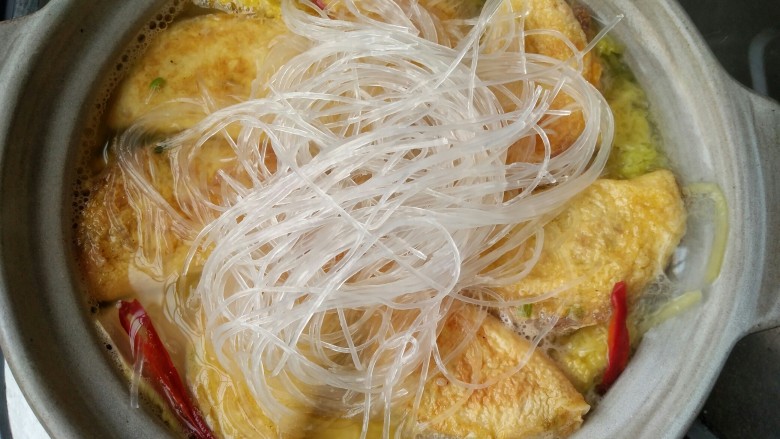 蛋饺娃娃菜粉丝煲,继续煮沸后,加入泡软的粉丝,继续煮1分钟。