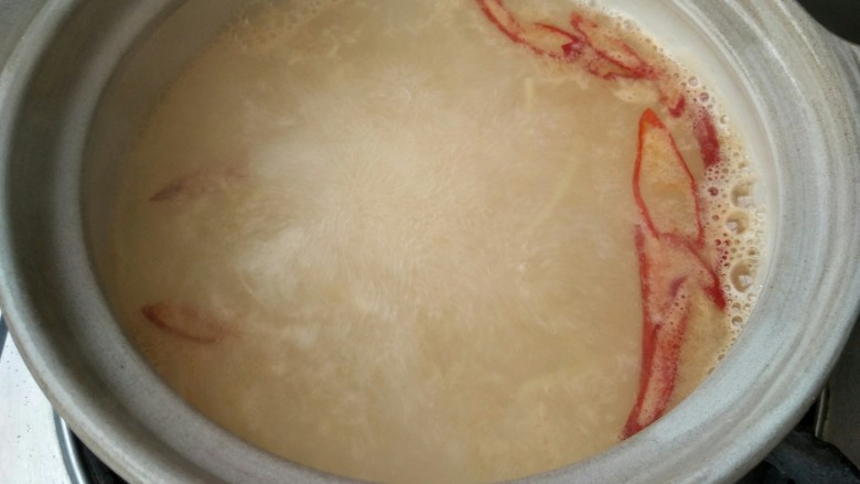 蛋饺娃娃菜粉丝煲,加入足量的<a style='color:red;display:inline-block;' href='/shicai/ 845'>高汤</a>(热水)烧开,加盐和鸡精调味。