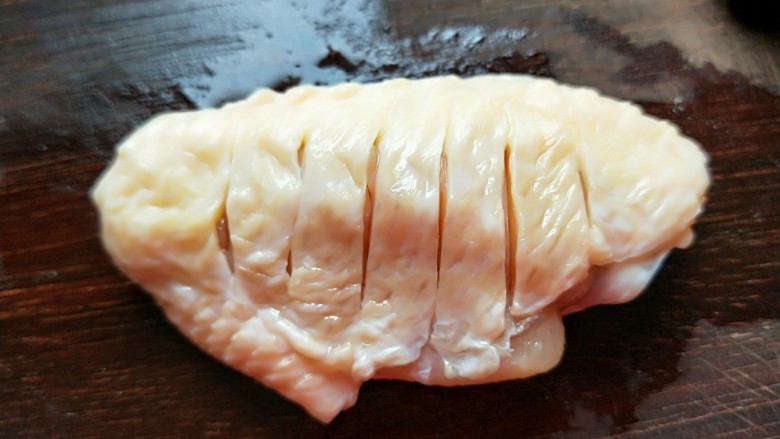 香煎多味鸡翅,鸡翅用刀在鸡皮上切5-6刀,容易入味。
