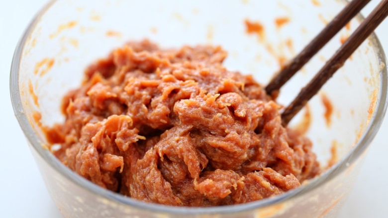 芝士肉排汉堡,顺时针一个方向搅拌至肉糜上劲儿