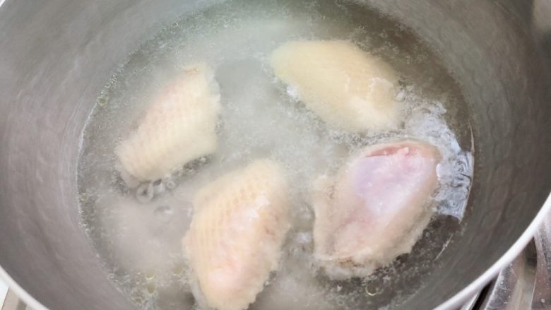 辅食计划+青瓜鸡肉粥,鸡中翅冷水下锅煮开掉血水