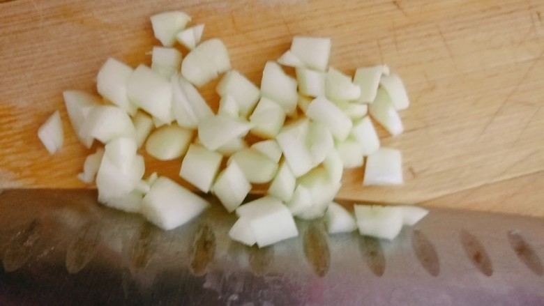 培根土豆饭(电饭锅版),蒜切丁。
