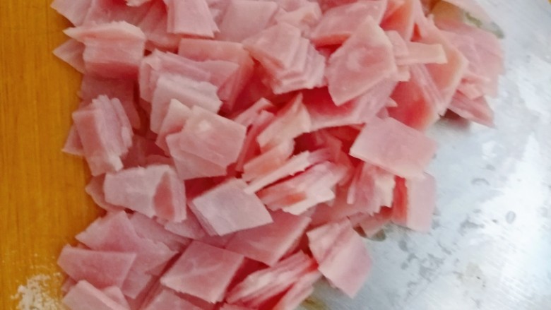 培根土豆饭(电饭锅版),火腿切小片。如果是那种圆火腿,切小块。