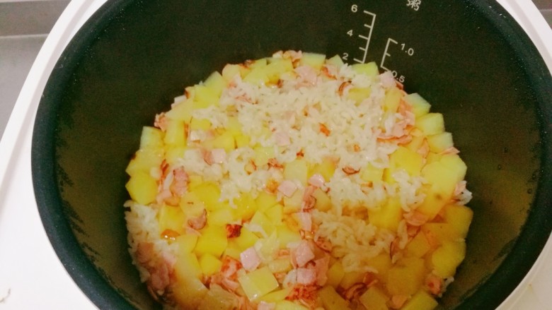 培根土豆饭(电饭锅版),按平常蒸米饭的键。电饭锅自动提示好了,揭开盖。