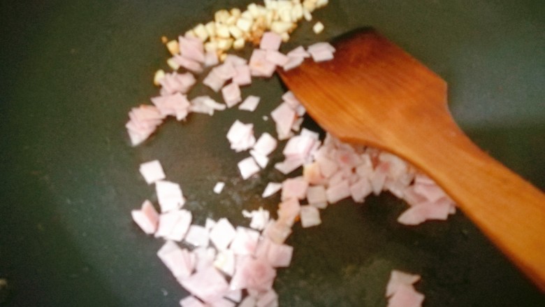 培根土豆饭(电饭锅版),加火腿片翻炒。