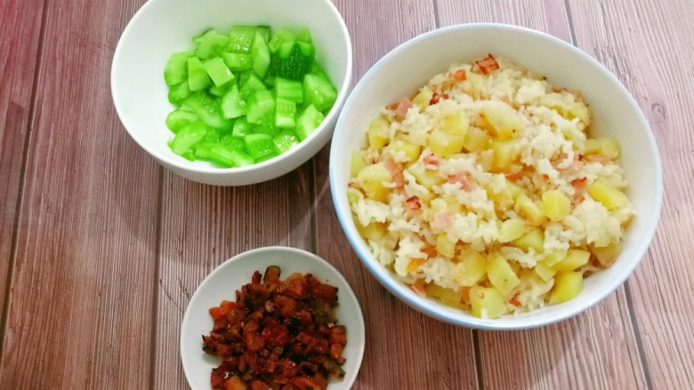 培根土豆饭（电饭锅版）,今天的晚餐，来两个小菜，味道不错。一个人的晚餐，也很棒。