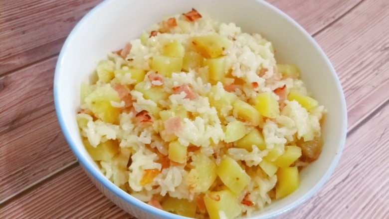培根土豆饭(电饭锅版),盛出,香喷喷的培根土豆饭就做好了。