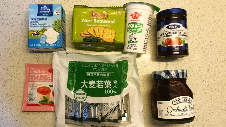 酸奶三色慕斯——有冰箱就能做的蛋糕,准备食材。
果酱和麦粉都是为了调颜色用的,家里有什么用什么,随意。
