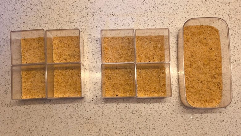 酸奶三色慕斯——有冰箱就能做的蛋糕,倒入模具中压实成饼底。备用。
蛋糕模具什么的,大的小的都可以用。