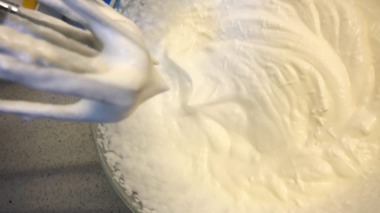 酸奶三色慕斯——有冰箱就能做的蛋糕,打发到6-7成就可以了,不需要打发完全。此时奶油能缓慢流动,提起打蛋器有一小尖角。