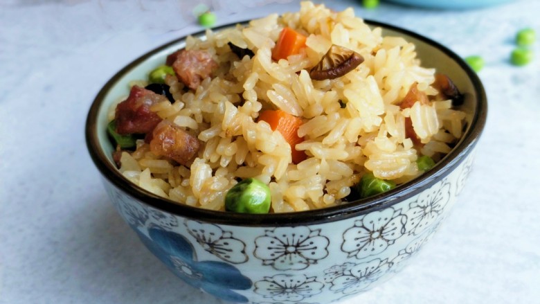 电饭锅版香菇腊肠饭,等跳闸之后再焖一会，用锅铲将食材搅拌一下，即可享受美味的焖饭啦