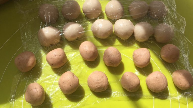 桃花酥,冰箱取出冷冻的油酥皮材料,也分成12等份